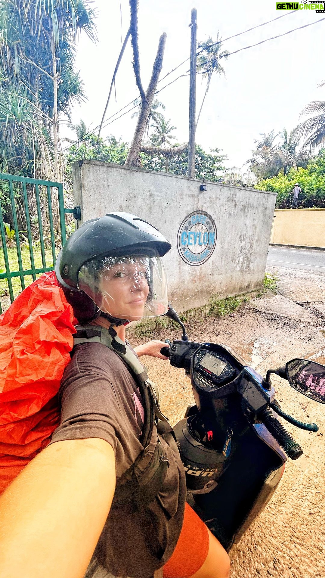 Diana Nicolau Instagram - So long. Fairwell. Auf wiedersehen. Goodbye. 🤙🏼 Tenho mesmo sorte. Precisava de apanhar um autocarro e um comboio até chegar ao aeroporto. Uma das miúdas que conheci, pediu-me para levar a mota dela 🛵 até meio do caminho, e outra tinha um bilhete de comboio que não ia usar. E eu que não sou de fazer desfeitas, aceitei tudo! 😌🫶🏾 Fica só a falar um tuktuk para o trajecto final. 😌 Gonna miss Sri Lanka and this people! 🇱🇰 Galle Dutch Fort , Galle ,Srilanka