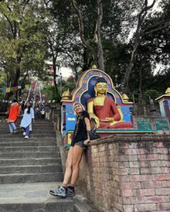 Diana Nicolau Instagram - 11 semanas, muitas histórias e algumas cicatrizes separam estas duas fotos. 🥹 Dhanyabaad, Nepal Istouti, Sri Lanka kop khun kra, Tailândia aw-kohn, Cambodja Cảm ơn, Vietname. Thank you 🙏 You were good to me! 😌 E obrigada a todos os que seguiram esta aventura e me iam fazendo sentir acompanhada com as vossas mensagens e comentários. Fico feliz por saber que se sentiram a viajar um bocadinho comigo. ❤️ Agora não há tempo a perder com a ressaca do regresso, que o @desconfortavel_um_monologo não se faz sozinho. 😏🤞🏽 Noibai International Airport