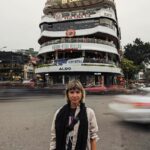 Diana Nicolau Instagram - 11 semanas, muitas histórias e algumas cicatrizes separam estas duas fotos. 🥹 Dhanyabaad, Nepal Istouti, Sri Lanka kop khun kra, Tailândia aw-kohn, Cambodja Cảm ơn, Vietname. Thank you 🙏 You were good to me! 😌 E obrigada a todos os que seguiram esta aventura e me iam fazendo sentir acompanhada com as vossas mensagens e comentários. Fico feliz por saber que se sentiram a viajar um bocadinho comigo. ❤️ Agora não há tempo a perder com a ressaca do regresso, que o @desconfortavel_um_monologo não se faz sozinho. 😏🤞🏽 Noibai International Airport