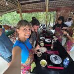 Diana Nicolau Instagram - Não levo souvenirs para ninguém. Levo melhor. Levo especiarias para cozinhar as receitas que fui aprendendo nas diferentes 6 aulas de cozinha que fiz nos 5 países por onde passei, e quando regressar cozinho para os amigos e família. E esse é o meu souvenir. Melhor que um íman para o frigorífico, não? 😉 Amigos, preparem-se que já não falta muito. Só preciso é que no aeroporto não me fiquem com as especiarias. MY TOP 5: 🥘 Nº 1 ➡️ Garlic Curry (Sri Lanka) 🤤 Nº 2 ➡️ Coconut Sambol with Roti (Sri Lanka) 🥥 Nº 3 ➡️ Mango Sticky Rice (Thailand) 🥭 Nº 4 ➡️ Fish Amok (Cambodia) 🐠 Nº 5 ➡️ Veggie Fried Spring Rolls (Vietname) 🥗 🇬🇧 ENG 🇬🇧 I dont buy souvenirs for friends or family, I learned how to cook traditional dishes at the 6 cooking classes I did throughout the 5 countries I’ve been to, and when I’m back home I’ll cook for them. Or you’d rather a fridge magnet? 😏 First pic 📷 Emitsis 🙏