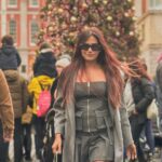 Dimpi Sanghvi Instagram - Festive flair in London town #coventgarden ❤️ #dimpitraveldiaries #dimpisanghvi #london #uk #mumbailifestylebloggers #mumbailuxurylifestylebloggers #luxurylifestylemagazine #luxurylifestyle #indianluxurylifestyleinfluencers #mumbaifashioninfluencers #indianbeautyinfluencers Covent Garden London