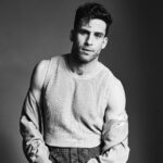 Dino Fetscher Instagram - Originario di Cardiff, nel Galles, Dino Fetscher ha iniziato la sua carriera di attore a teatro per poi dedicarsi soprattutto a cinema e televisione. Avvicinatosi alla recitazione fin da piccolo, ha acquisito notorietà grazie alle serie di Russell T. Davies ‘Cucumber’ e ‘Banana’, che lo hanno portato a dividersi continuamente tra il palco e lo schermo; due mondi profondamente diversi, che lui dice di amare allo stesso modo, per quanto “niente equivale all’emozione di stare sul palco; è magia, eccitazione e puro terrore al tempo stesso”, ci confessa. Non a caso, uno dei lavori cui è più legato è il ruolo di Felix Turner nell’acclamata pièce ’The Normal Heart’, che racconta il dramma dell’epidemia di Aids nella New York degli anni ‘80. Text by Alice Garcia Leggi l’articolo completo al link in bio Originally from Cardiff, Wales, Dino Fetscher began his acting career in the theater and then devoted himself mainly to film and television. Approaching acting from an early age, he gained notoriety thanks to the Russell T. Davies series 'Cucumber' and 'Banana', which led him to divide himself continuously between the stage and the screen; two profoundly different worlds, which he says he loves equally, although “nothing equals the thrill of being on stage; it's magic, excitement and sheer terror at the same time,” he confesses to us. It is no coincidence that one of the works to which he is closest is the role of Felix Turner in the acclaimed play 'The Normal Heart', which tells the drama of the AIDS epidemic in New York in the 1980s. Read the full article at the link in bio Credits Talent: @dinofetscher Photographer: @a.tandoi Stylist: @avabozic Grooming: @svenbayerbach @carolhayesmanagement using Daimon Barber #MANINTOWN #dinofletscher #cinema #theatre #actor #thenormalheart