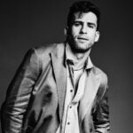 Dino Fetscher Instagram - Originario di Cardiff, nel Galles, Dino Fetscher ha iniziato la sua carriera di attore a teatro per poi dedicarsi soprattutto a cinema e televisione. Avvicinatosi alla recitazione fin da piccolo, ha acquisito notorietà grazie alle serie di Russell T. Davies ‘Cucumber’ e ‘Banana’, che lo hanno portato a dividersi continuamente tra il palco e lo schermo; due mondi profondamente diversi, che lui dice di amare allo stesso modo, per quanto “niente equivale all’emozione di stare sul palco; è magia, eccitazione e puro terrore al tempo stesso”, ci confessa. Non a caso, uno dei lavori cui è più legato è il ruolo di Felix Turner nell’acclamata pièce ’The Normal Heart’, che racconta il dramma dell’epidemia di Aids nella New York degli anni ‘80. Text by Alice Garcia Leggi l’articolo completo al link in bio Originally from Cardiff, Wales, Dino Fetscher began his acting career in the theater and then devoted himself mainly to film and television. Approaching acting from an early age, he gained notoriety thanks to the Russell T. Davies series 'Cucumber' and 'Banana', which led him to divide himself continuously between the stage and the screen; two profoundly different worlds, which he says he loves equally, although “nothing equals the thrill of being on stage; it's magic, excitement and sheer terror at the same time,” he confesses to us. It is no coincidence that one of the works to which he is closest is the role of Felix Turner in the acclaimed play 'The Normal Heart', which tells the drama of the AIDS epidemic in New York in the 1980s. Read the full article at the link in bio Credits Talent: @dinofetscher Photographer: @a.tandoi Stylist: @avabozic Grooming: @svenbayerbach @carolhayesmanagement using Daimon Barber #MANINTOWN #dinofletscher #cinema #theatre #actor #thenormalheart