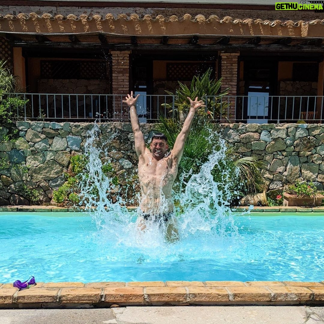 Dino Fetscher Instagram - Water bender (if you know you know) 🌊