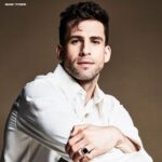 Dino Fetscher Instagram - Originario di Cardiff, nel Galles, Dino Fetscher ha iniziato la sua carriera di attore a teatro per poi dedicarsi soprattutto a cinema e televisione. Avvicinatosi alla recitazione fin da piccolo, ha acquisito notorietà grazie alle serie di Russell T. Davies ‘Cucumber’ e ‘Banana’, che lo hanno portato a dividersi continuamente tra il palco e lo schermo; due mondi profondamente diversi, che lui dice di amare allo stesso modo, per quanto “niente equivale all’emozione di stare sul palco; è magia, eccitazione e puro terrore al tempo stesso”, ci confessa. Non a caso, uno dei lavori cui è più legato è il ruolo di Felix Turner nell’acclamata pièce ’The Normal Heart’, che racconta il dramma dell’epidemia di Aids nella New York degli anni ‘80. Text by Alice Garcia Leggi l’articolo completo al link in bio Originally from Cardiff, Wales, Dino Fetscher began his acting career in the theater and then devoted himself mainly to film and television. Approaching acting from an early age, he gained notoriety thanks to the Russell T. Davies series 'Cucumber' and 'Banana', which led him to divide himself continuously between the stage and the screen; two profoundly different worlds, which he says he loves equally, although “nothing equals the thrill of being on stage; it's magic, excitement and sheer terror at the same time,” he confesses to us. It is no coincidence that one of the works to which he is closest is the role of Felix Turner in the acclaimed play 'The Normal Heart', which tells the drama of the AIDS epidemic in New York in the 1980s. Read the full article at the link in bio Credits Talent: @dinofetscher Photographer: @a.tandoi Stylist: @avabozic Grooming: @svenbayerbach @carolhayesmanagement using Daimon Barber #MANINTOWN #dinofletscher #cinema #theatre #actor #thenormalheart