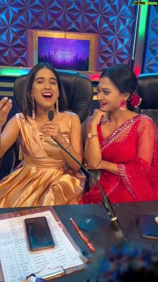 Divyadisha Mohanty Instagram - Fun fun...😜 My beautiful @iamdivyadishamohanty 😘🤗 @varshasolanki202 🥰❤ #funnyvideos #trendingreels #nachodisha