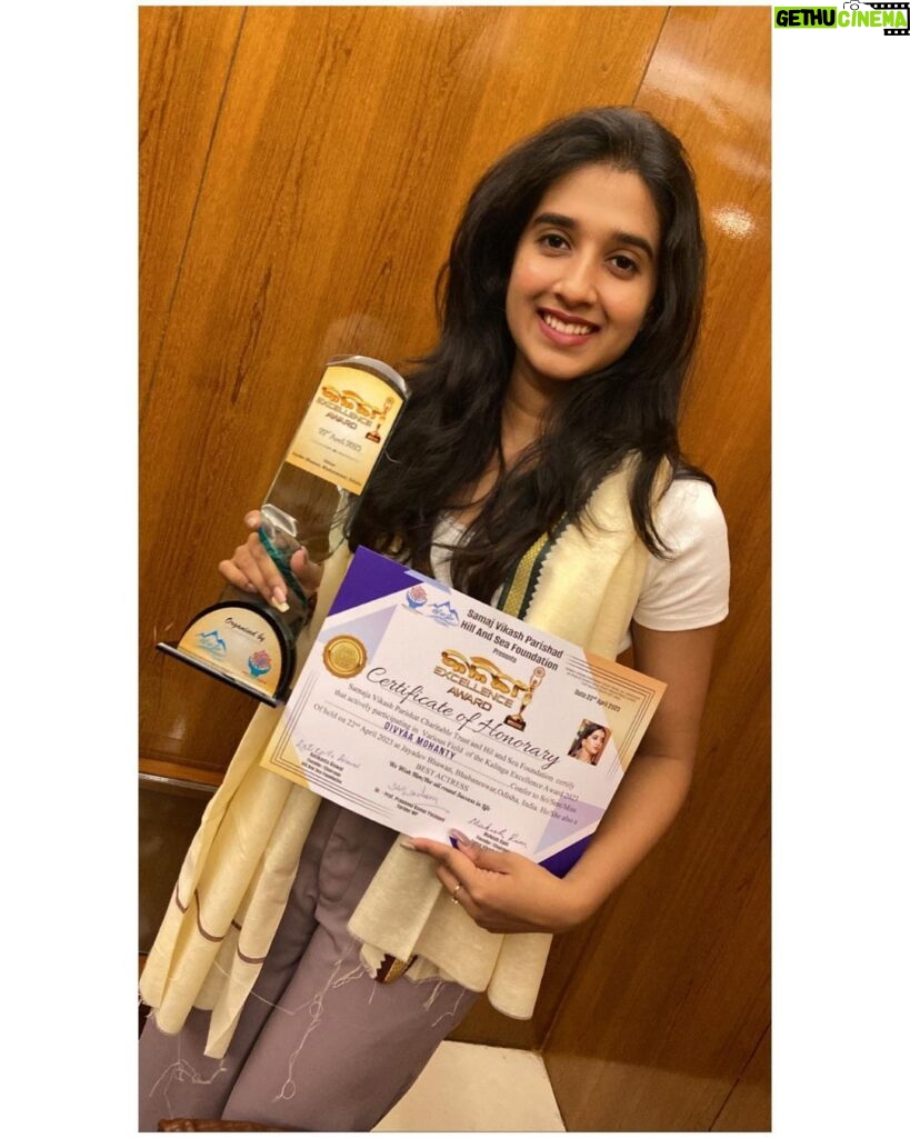 Divyadisha Mohanty Instagram - Honoured to receive the Kalinga Excellence Award 2023 organised by Samaj Vikash Parishad Hill and Sea Foundation…..🙏🏼🙏🏼