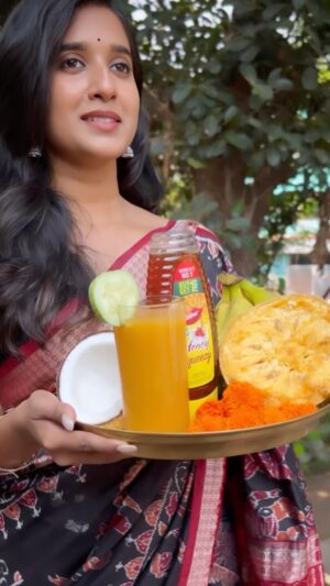 Divyadisha Mohanty Instagram - Best quality with 100% purity, I always choose Bhala Mitha Thiba Dabur Honey! 
This Pana Sankranti enjoy your Bela Pana Guilt free just like me!
 
#PanaSankranti #panasankaranti2023 #panasankaranti  #Celebration  #DaburHoney #StayHealthyStayFit #StayFitFeelYoung  #StayFitwithDaburHoney #OptforNatural #SayNoToSugar