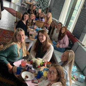 Dixie Carter-Salinas Instagram - Cheers to @virginhotelsnsh and @ivy_manfredi who is a ⭐️ for planning an awesome party to celebrate Reese’s 16th. Thanks @ashleycarter8 for coming in to celebrate.