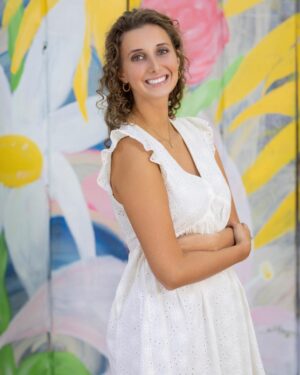 Dixie Carter-Salinas Instagram - HAPPY 18th BIRTHDAY to my beautiful daughter!!! Reese, God blessed me beyond measure when I became your mama.  Your kind, generous spirit is such a gift. It’s surreal to even imagine my baby is 18 and taller than me. I love you more than I can ever put into words. Time is flying by so fast and it makes me sad your high school graduation will be here in a blink of an eye  but I know your next adventure at @olemiss will be your best ever. I’m so jealous!! Stay true to yourself and your faith.  Love you my baby girl… #happybirthday #hottytoddy ❤️💙 #mybabygirl