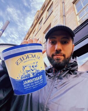 Dmitriy Romanov Instagram - Друзья, я возвращаюсь к вам после перерыва. В целом я никогда не ухожу навсегда, я ухожу только для того, чтоб потом вернуться)

Цель на этот год по-прежнему вести блог, где я делюсь с вами тем что у меня в жизни происходит. Буду стараться это делать регулярнее, к примеру, раз в неделю) или в две))

Спасибо за все ваши советы и переживания касательно моей спины. Мне значительно лучше. Отходил восемь дней в Риге в центр Бубновского на кинезиотреапию. Очень помогло, понял наконец что вся проблема в мышцах, что я забываю по жизни надеть мышечный корсет и уже пора наконец это сделать. 
Тема в том что не все упражнения подойдут и именно кинезиотерапия идеальна. Встает вопрос - где мне искать эту кинезиотерапию когда я скачу по миру, но буду что-то придумывать.

Одна из придумок готова - я выбрал место для жизни и сейчас занимаюсь вопросом переезда. Оглашу вам куда - уже после переезда, чтоб не сглазить. Все рабочие поездки хочу структурировать в двухнедельные выезды, между которыми по месяцу сидеть дома и набираться сил. Во всяком случае план сейчас такой.
Сейчас вообще не может быть чего то суперстабильного, все очень быстро меняется и это нормально.

Сейчас я нахожусь в Эдинбурге на фестивале искусств Фриндж - самый крупный в мире фестиваль искусств. Приехал сюда на две недели выступать на английском. Постигаю англоязычную комедию с самого дна. как когда-то с русскоязычной. Местами некомфортно, местами, хочется провалиться сквозь землю, когда выступаешь на пять человек и они не особо смеются. Стендап - это боль. 

Мой английский весьма средний. Я подготовил 10 минут, с которыми тут выступил уже 7 раз и еще раз 8 выступлю. Полезно. Хожу смотрю на разные шоу других комиков. Понимаю 15-40% в зависимости от акцента и скорости речи.
Но все это очень полезно для моей цели по повышению уровня моего английского и соответственно выхода на новые горизонты возможностей.

Обнимаю вас, мои подписчики, рад быть тем кто объединяет вас - совершенно разных людей из разных стран. Буть кем-то объединяющим в наше время - это большая честь.