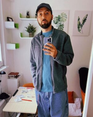 Dmitriy Romanov Instagram - Друзья, я возвращаюсь к вам после перерыва. В целом я никогда не ухожу навсегда, я ухожу только для того, чтоб потом вернуться)

Цель на этот год по-прежнему вести блог, где я делюсь с вами тем что у меня в жизни происходит. Буду стараться это делать регулярнее, к примеру, раз в неделю) или в две))

Спасибо за все ваши советы и переживания касательно моей спины. Мне значительно лучше. Отходил восемь дней в Риге в центр Бубновского на кинезиотреапию. Очень помогло, понял наконец что вся проблема в мышцах, что я забываю по жизни надеть мышечный корсет и уже пора наконец это сделать. 
Тема в том что не все упражнения подойдут и именно кинезиотерапия идеальна. Встает вопрос - где мне искать эту кинезиотерапию когда я скачу по миру, но буду что-то придумывать.

Одна из придумок готова - я выбрал место для жизни и сейчас занимаюсь вопросом переезда. Оглашу вам куда - уже после переезда, чтоб не сглазить. Все рабочие поездки хочу структурировать в двухнедельные выезды, между которыми по месяцу сидеть дома и набираться сил. Во всяком случае план сейчас такой.
Сейчас вообще не может быть чего то суперстабильного, все очень быстро меняется и это нормально.

Сейчас я нахожусь в Эдинбурге на фестивале искусств Фриндж - самый крупный в мире фестиваль искусств. Приехал сюда на две недели выступать на английском. Постигаю англоязычную комедию с самого дна. как когда-то с русскоязычной. Местами некомфортно, местами, хочется провалиться сквозь землю, когда выступаешь на пять человек и они не особо смеются. Стендап - это боль. 

Мой английский весьма средний. Я подготовил 10 минут, с которыми тут выступил уже 7 раз и еще раз 8 выступлю. Полезно. Хожу смотрю на разные шоу других комиков. Понимаю 15-40% в зависимости от акцента и скорости речи.
Но все это очень полезно для моей цели по повышению уровня моего английского и соответственно выхода на новые горизонты возможностей.

Обнимаю вас, мои подписчики, рад быть тем кто объединяет вас - совершенно разных людей из разных стран. Буть кем-то объединяющим в наше время - это большая честь.