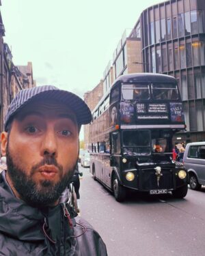Dmitriy Romanov Instagram - Друзья, я возвращаюсь к вам после перерыва. В целом я никогда не ухожу навсегда, я ухожу только для того, чтоб потом вернуться)

Цель на этот год по-прежнему вести блог, где я делюсь с вами тем что у меня в жизни происходит. Буду стараться это делать регулярнее, к примеру, раз в неделю) или в две))

Спасибо за все ваши советы и переживания касательно моей спины. Мне значительно лучше. Отходил восемь дней в Риге в центр Бубновского на кинезиотреапию. Очень помогло, понял наконец что вся проблема в мышцах, что я забываю по жизни надеть мышечный корсет и уже пора наконец это сделать. 
Тема в том что не все упражнения подойдут и именно кинезиотерапия идеальна. Встает вопрос - где мне искать эту кинезиотерапию когда я скачу по миру, но буду что-то придумывать.

Одна из придумок готова - я выбрал место для жизни и сейчас занимаюсь вопросом переезда. Оглашу вам куда - уже после переезда, чтоб не сглазить. Все рабочие поездки хочу структурировать в двухнедельные выезды, между которыми по месяцу сидеть дома и набираться сил. Во всяком случае план сейчас такой.
Сейчас вообще не может быть чего то суперстабильного, все очень быстро меняется и это нормально.

Сейчас я нахожусь в Эдинбурге на фестивале искусств Фриндж - самый крупный в мире фестиваль искусств. Приехал сюда на две недели выступать на английском. Постигаю англоязычную комедию с самого дна. как когда-то с русскоязычной. Местами некомфортно, местами, хочется провалиться сквозь землю, когда выступаешь на пять человек и они не особо смеются. Стендап - это боль. 

Мой английский весьма средний. Я подготовил 10 минут, с которыми тут выступил уже 7 раз и еще раз 8 выступлю. Полезно. Хожу смотрю на разные шоу других комиков. Понимаю 15-40% в зависимости от акцента и скорости речи.
Но все это очень полезно для моей цели по повышению уровня моего английского и соответственно выхода на новые горизонты возможностей.

Обнимаю вас, мои подписчики, рад быть тем кто объединяет вас - совершенно разных людей из разных стран. Буть кем-то объединяющим в наше время - это большая честь.