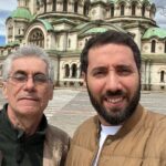 Dmitriy Romanov Instagram – Всем привет друзья. Сегодня хочу поделиться с вами чем-то очень личным.
Это мой родной отец.
Он оставил нашу семью, когда я был еще совсем маленьким. Таким, что я даже его не помню.
Всю свою жизнь я прожил с другим отцом, который меня вырастил и с огромной обидой на моего родного отца.
Я искал его любви. Но ее не было. Нигде.
Я знал что меня оставили и не понимал что со мной не так. Это напрямую влияло на мою уверенность в себе.
Мама дала мне очень много любви, я очень люблю ее и благодарен ей за это. Понимаю, как ей было тяжело.
Но это никак не решало вопроса с родным отцом. Этот вопрос всегда очень четко стоял фоном. В семье не принято было поднимать эти темы. От этого не становилось легче.
Первый раз я полноценно встретился с отцом когда мне было 34 года.
Помню, как я пришел сказать матери и отцу, который меня вырастил, что я собираюсь поехать к родному отцу, который живет в Болгарии.
Мне было очень волнительно. Я не хотел сделать им больно. Но они нормально отреагировали и я поехал.
И как бы я не обижался – при встрече с родным отцом мой внутренний ребенок очень радовался, он получал то, чего он недополучил в жизни – общение со своим родителем, получал эмоции, которых родитель его лишил.
Ребенку было очень хорошо . Я видел на кого и чем я похож. Мой внутренний ребенок просто ликовал – вот он мой папка, такой веселый и классный, где же он был? Но мой интеллект продолжал осуждать.
После нашей первой осознанной встречи, я лежал в гостинице и рыдал, мне было так больно от осознания того что меня всего этого лишили.
Распутывать этот узел было непросто, но необходимо.
В конце концов так или иначе я плод любви моих родителей, именно благодаря тому что они встретились – я появился на свет. И вместо того чтоб обижаться на него, что не дает мне никаких бонусов, его можно любить. Хотя бы за то, что он дал мне жизнь, хоть его в ней и не было.
Я знаю что он прочитает это.
Так вот – я хочу сказать тебе – спасибо за жизнь и я люблю тебя несмотря ни на что. И знаю, что ты тоже всегда меня любил.
Я всех вас люблю – маму, отца, который меня вырастил и отца, который дал мне жизнь. Это мое право. Жить мою жизнь так как я хочу. Мне 38 лет. Совсем взрослый стал)