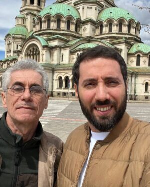 Dmitriy Romanov Instagram - Всем привет друзья. Сегодня хочу поделиться с вами чем-то очень личным.

Это мой родной отец.
Он оставил нашу семью, когда я был еще совсем маленьким. Таким, что я даже его не помню.

Всю свою жизнь я прожил с другим отцом, который меня вырастил и с огромной обидой на моего родного отца.
Я искал его любви. Но ее не было. Нигде.
Я знал что меня оставили и не понимал что со мной не так. Это напрямую влияло на мою уверенность в себе.

Мама дала мне очень много любви, я очень люблю ее и благодарен ей за это. Понимаю, как ей было тяжело.
Но это никак не решало вопроса с родным отцом. Этот вопрос всегда очень четко стоял фоном. В семье не принято было поднимать эти темы. От этого не становилось легче.

Первый раз я полноценно встретился с отцом когда мне было 34 года.
Помню, как я пришел сказать матери и отцу, который меня вырастил, что я собираюсь поехать к родному отцу, который живет в Болгарии. 
Мне было очень волнительно. Я не хотел сделать им больно. Но они нормально отреагировали и я поехал.
И как бы я не обижался - при встрече с родным отцом мой внутренний ребенок очень радовался, он получал то, чего он недополучил в жизни - общение со своим родителем, получал эмоции, которых родитель его лишил.
Ребенку было очень хорошо . Я видел на кого и чем я похож. Мой внутренний ребенок просто ликовал - вот он мой папка, такой веселый и классный, где же он был? Но мой интеллект продолжал осуждать.
После нашей первой осознанной встречи, я лежал в гостинице и рыдал, мне было так больно от осознания того что меня всего этого лишили.
Распутывать этот узел было непросто, но необходимо.

В конце концов так или иначе я плод любви моих родителей, именно благодаря тому что они встретились - я появился на свет. И вместо того чтоб обижаться на него, что не дает мне никаких бонусов, его можно любить. Хотя бы за то, что он дал мне жизнь, хоть его в ней и не было.

Я знаю что он прочитает это.
Так вот - я хочу сказать тебе - спасибо за жизнь и я люблю тебя несмотря ни на что. И знаю, что ты тоже всегда меня любил.

Я всех вас люблю - маму, отца, который меня вырастил и отца, который дал мне жизнь. Это мое право. Жить мою жизнь так как я хочу. Мне 38 лет. Совсем взрослый стал)
