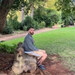 Dmitriy Romanov Instagram – История уникального дерева  
Психотерапевт поставил интересное задание – нарисовать дерево, которое символизирует мой личный рост за последние 38 лет. Вот история этого удивительного дерева из парка в Одессе, посаженного моими родителями.  
В парке, где все деревья подстрижены по общим правилам, мое дерево выделяется, оно уникальное. 

Проходящие замечают это и останавливаются, чтобы рассмотреть и сфотографироваться. Внимание – вот что ему не хватает.
 Мое дерево мечтает о признании. Табличка “Очень уникальное дерево” – ключ к раскрытию своей уникальности.
 Однако, оно также хочет моментов спокойствия, не привлекая внимания. Баланс между славой и тихой жизнью.
 Подобно нам, дерево переживает, боится утратить свою уникальность. Поэтому ему приходится цвести всегда, утомляя себя.  Все мы стремимся к признанию, но важно находить баланс между славой и личным спокойствием. А каким бы было ваше дерево?