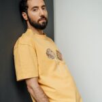 Dmitriy Romanov Instagram – “Если ты чего -то действительно хочешь – ты к этому обязательно придешь”. 

Делясь с Вами историей, которую я преодолел, чтобы прийти к желаемому результату – я убедился в правдивости этого утверждения. 

Когда мы делаем что-то новое, нам всегда дискомфортно и страшно, но пройдя через это мы становимся сильнее и опытнее.

Когда я начинал заниматься юмором, у меня тоже потели ладони и тряслась рука, в которой я держал листок с шутками, но я шел в это, потому что хотел. 

Так и теперь. Я иду туда, куда стращно но очень хочется!

Обзаводитесь поддержкой вокруг, избавляйтесь от токсичного окружения и не бойтесь идти туда, куда хотите, друзья. 

Обнимаю!🫂❤️ 

(подробнее про мою историю можете почитать в хайлайте – желания)