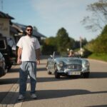 Dmitriy Romanov Instagram – Друзья, привет! Помните историю с квартирой на Мадейре, где я долго не мог получить ключи и на меня кричал риэлтор? Ловите продолжение ⬇️

Пару дней назад я получил возврат денег.
Месяц нервотрепки и заблокированных денег, которыми я не могу пользоваться.

Какой вывод я для себя сделал? Это не моя квартира.

Почему если я трачу на жильё последний год 3000 евро в месяц, и привык к определённому уровню комфорта, то теперь я решил что квартира за 1600 это то что мне нужно?
Я решил это, теперь уже понимаю, из прижимистого желания, типа – какая классная квартира и всего за 1600 евро в месяц – супер.

Расти и развиваться и пытаться запихнуть себя обратно – весьма странная история.

Итог – получил урок, месяц проблем. Вселенная с самого начала давала мне понять – это не то, Дима. Уже на этапе когда на меня наорал риэлтор. Потом, мы все ещё настойчиво требовали ключи и гуляв рядом с домом, я понял что мне там не нравится. Да, квартира 160 метров, три спальни, бассейн, все супер, но вокруг элементарно негде гулять, живя на райском острове, нет ощущения кайфа. И тогда я сказал – верните деньги. Я понял что сниму что-то получше.

Почему вдруг я решил сэкономить на месте где буду проводить большую часть времени, на месте, которое должно заряжать меня, где я должен кайфовать?
Со мной уже так было. В 2017 году я смотрел дома в аренду в Подмосковье. И мне приглянулся гостевой домик за 70 тысяч рублей, потом нам показали ещё один дом на Рублевке, отдельный, с прекрасным большим участком, он стоил 120, и моя первая реакция была – это дорого, я рассчитывал на меньшую сумму. В итоге моя бывшая сказала чтоб я не скупердяйничал, и мы сняли этот дом за 120 и каждый день наслаждались жизнью в нем, а потом я его купил. У меня были деньги на аренду этого дома, но зажимая, я преуменьшал себя, а сняв его, я и сам увеличился.

У тех кто зажимает деньги, их особо и нет.
Если хотите получать от жизни больше – давайте жизни больше!
И покупайте своим женщинам то что они хотят. С радостью, а не скрипя зубами. Довольная женщина рядом – залог вашего денежного роста.

И да, вы наверное подумали – зачем мне такая большая квартира? Согласен, это было бы странно. Жить на Мадейре самому)