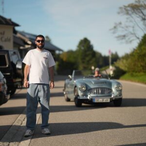 Dmitriy Romanov Instagram - Друзья, привет! Помните историю с квартирой на Мадейре, где я долго не мог получить ключи и на меня кричал риэлтор? Ловите продолжение ⬇️

Пару дней назад я получил возврат денег.
Месяц нервотрепки и заблокированных денег, которыми я не могу пользоваться.

Какой вывод я для себя сделал? Это не моя квартира.

Почему если я трачу на жильё последний год 3000 евро в месяц, и привык к определённому уровню комфорта, то теперь я решил что квартира за 1600 это то что мне нужно?
Я решил это, теперь уже понимаю, из прижимистого желания, типа - какая классная квартира и всего за 1600 евро в месяц - супер.

Расти и развиваться и пытаться запихнуть себя обратно - весьма странная история.

Итог - получил урок, месяц проблем. Вселенная с самого начала давала мне понять - это не то, Дима. Уже на этапе когда на меня наорал риэлтор. Потом, мы все ещё настойчиво требовали ключи и гуляв рядом с домом, я понял что мне там не нравится. Да, квартира 160 метров, три спальни, бассейн, все супер, но вокруг элементарно негде гулять, живя на райском острове, нет ощущения кайфа. И тогда я сказал - верните деньги. Я понял что сниму что-то получше.

Почему вдруг я решил сэкономить на месте где буду проводить большую часть времени, на месте, которое должно заряжать меня, где я должен кайфовать?
Со мной уже так было. В 2017 году я смотрел дома в аренду в Подмосковье. И мне приглянулся гостевой домик за 70 тысяч рублей, потом нам показали ещё один дом на Рублевке, отдельный, с прекрасным большим участком, он стоил 120, и моя первая реакция была - это дорого, я рассчитывал на меньшую сумму. В итоге моя бывшая сказала чтоб я не скупердяйничал, и мы сняли этот дом за 120 и каждый день наслаждались жизнью в нем, а потом я его купил. У меня были деньги на аренду этого дома, но зажимая, я преуменьшал себя, а сняв его, я и сам увеличился.

У тех кто зажимает деньги, их особо и нет.
Если хотите получать от жизни больше - давайте жизни больше!
И покупайте своим женщинам то что они хотят. С радостью, а не скрипя зубами. Довольная женщина рядом - залог вашего денежного роста.

И да, вы наверное подумали - зачем мне такая большая квартира? Согласен, это было бы странно. Жить на Мадейре самому)