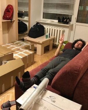 Dmitriy Romanov Instagram - История о том, как я хотел стать тренером ⬇️ 

В последнее время я прохожу трансформационные процессы, связанные с темами саморазвития, личностного роста и предпринимательства. 

Зрели они достаточно долго, около 6-7 лет. За это время я изучил много интересного и важного в области психологии, инвестирования, развития личного бренда.

Началось все с того, что я загорелся идеей делиться своим опытом. Я понимал, что  прошел большой путь и вижу результат проделанной работы. Возможно этот пример вдохновил бы на трансформацию других. Казалось, ведь как это круто - менять жизни людей к лучшему. (Да и сейчас так думаю).

Когда я попал к одному учителю ведической астрологии, он сказал мне, что мое предназначение - быть учителем, что моя миссия - это просветительская деятельность. 

Наверное тут я и в серьез задумался о новом пути. Я даже начал составлять лекцию, с которой хотел выступить.

Но потом я вернулся в Москву и продолжил заниматься юмором. Подумал - да какой из меня тренер личностного роста, я комик.

Прошло еще 6 лет, я добился новых высот в юморе, но все это время во мне сидела мысль что я не попробовал то, что мне интересно, и все это время эти интересы никуда не исчезали. Я продолжал изучать все что связано с психологией, сам пошел в терапию, прошел множество личных трансформаций, разнообразных обучений и тренингов.

Тогда я осознал, что иду на поводу людей, а не своих желаний и понял, как сильно завишу от мнения окружающих. 
А стоило ли это того?