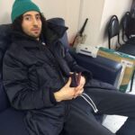 Dmitriy Romanov Instagram - История о том, как я хотел стать тренером ⬇️ В последнее время я прохожу трансформационные процессы, связанные с темами саморазвития, личностного роста и предпринимательства. Зрели они достаточно долго, около 6-7 лет. За это время я изучил много интересного и важного в области психологии, инвестирования, развития личного бренда. Началось все с того, что я загорелся идеей делиться своим опытом. Я понимал, что прошел большой путь и вижу результат проделанной работы. Возможно этот пример вдохновил бы на трансформацию других. Казалось, ведь как это круто - менять жизни людей к лучшему. (Да и сейчас так думаю). Когда я попал к одному учителю ведической астрологии, он сказал мне, что мое предназначение - быть учителем, что моя миссия - это просветительская деятельность. Наверное тут я и в серьез задумался о новом пути. Я даже начал составлять лекцию, с которой хотел выступить. Но потом я вернулся в Москву и продолжил заниматься юмором. Подумал - да какой из меня тренер личностного роста, я комик. Прошло еще 6 лет, я добился новых высот в юморе, но все это время во мне сидела мысль что я не попробовал то, что мне интересно, и все это время эти интересы никуда не исчезали. Я продолжал изучать все что связано с психологией, сам пошел в терапию, прошел множество личных трансформаций, разнообразных обучений и тренингов. Тогда я осознал, что иду на поводу людей, а не своих желаний и понял, как сильно завишу от мнения окружающих. А стоило ли это того?