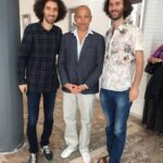 Dmitriy Romanov Instagram – История о том, как я хотел стать тренером ⬇️ 

В последнее время я прохожу трансформационные процессы, связанные с темами саморазвития, личностного роста и предпринимательства. 

Зрели они достаточно долго, около 6-7 лет. За это время я изучил много интересного и важного в области психологии, инвестирования, развития личного бренда.

Началось все с того, что я загорелся идеей делиться своим опытом. Я понимал, что  прошел большой путь и вижу результат проделанной работы. Возможно этот пример вдохновил бы на трансформацию других. Казалось, ведь как это круто – менять жизни людей к лучшему. (Да и сейчас так думаю).

Когда я попал к одному учителю ведической астрологии, он сказал мне, что мое предназначение – быть учителем, что моя миссия – это просветительская деятельность. 

Наверное тут я и в серьез задумался о новом пути. Я даже начал составлять лекцию, с которой хотел выступить.

Но потом я вернулся в Москву и продолжил заниматься юмором. Подумал – да какой из меня тренер личностного роста, я комик.

Прошло еще 6 лет, я добился новых высот в юморе, но все это время во мне сидела мысль что я не попробовал то, что мне интересно, и все это время эти интересы никуда не исчезали. Я продолжал изучать все что связано с психологией, сам пошел в терапию, прошел множество личных трансформаций, разнообразных обучений и тренингов.

Тогда я осознал, что иду на поводу людей, а не своих желаний и понял, как сильно завишу от мнения окружающих. 
А стоило ли это того?