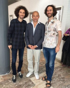 Dmitriy Romanov Instagram - История о том, как я хотел стать тренером ⬇️ 

В последнее время я прохожу трансформационные процессы, связанные с темами саморазвития, личностного роста и предпринимательства. 

Зрели они достаточно долго, около 6-7 лет. За это время я изучил много интересного и важного в области психологии, инвестирования, развития личного бренда.

Началось все с того, что я загорелся идеей делиться своим опытом. Я понимал, что  прошел большой путь и вижу результат проделанной работы. Возможно этот пример вдохновил бы на трансформацию других. Казалось, ведь как это круто - менять жизни людей к лучшему. (Да и сейчас так думаю).

Когда я попал к одному учителю ведической астрологии, он сказал мне, что мое предназначение - быть учителем, что моя миссия - это просветительская деятельность. 

Наверное тут я и в серьез задумался о новом пути. Я даже начал составлять лекцию, с которой хотел выступить.

Но потом я вернулся в Москву и продолжил заниматься юмором. Подумал - да какой из меня тренер личностного роста, я комик.

Прошло еще 6 лет, я добился новых высот в юморе, но все это время во мне сидела мысль что я не попробовал то, что мне интересно, и все это время эти интересы никуда не исчезали. Я продолжал изучать все что связано с психологией, сам пошел в терапию, прошел множество личных трансформаций, разнообразных обучений и тренингов.

Тогда я осознал, что иду на поводу людей, а не своих желаний и понял, как сильно завишу от мнения окружающих. 
А стоило ли это того?