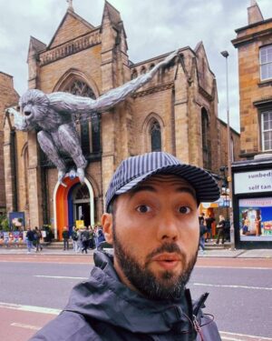 Dmitriy Romanov Instagram - Друзья, я возвращаюсь к вам после перерыва. В целом я никогда не ухожу навсегда, я ухожу только для того, чтоб потом вернуться)

Цель на этот год по-прежнему вести блог, где я делюсь с вами тем что у меня в жизни происходит. Буду стараться это делать регулярнее, к примеру, раз в неделю) или в две))

Спасибо за все ваши советы и переживания касательно моей спины. Мне значительно лучше. Отходил восемь дней в Риге в центр Бубновского на кинезиотреапию. Очень помогло, понял наконец что вся проблема в мышцах, что я забываю по жизни надеть мышечный корсет и уже пора наконец это сделать. 
Тема в том что не все упражнения подойдут и именно кинезиотерапия идеальна. Встает вопрос - где мне искать эту кинезиотерапию когда я скачу по миру, но буду что-то придумывать.

Одна из придумок готова - я выбрал место для жизни и сейчас занимаюсь вопросом переезда. Оглашу вам куда - уже после переезда, чтоб не сглазить. Все рабочие поездки хочу структурировать в двухнедельные выезды, между которыми по месяцу сидеть дома и набираться сил. Во всяком случае план сейчас такой.
Сейчас вообще не может быть чего то суперстабильного, все очень быстро меняется и это нормально.

Сейчас я нахожусь в Эдинбурге на фестивале искусств Фриндж - самый крупный в мире фестиваль искусств. Приехал сюда на две недели выступать на английском. Постигаю англоязычную комедию с самого дна. как когда-то с русскоязычной. Местами некомфортно, местами, хочется провалиться сквозь землю, когда выступаешь на пять человек и они не особо смеются. Стендап - это боль. 

Мой английский весьма средний. Я подготовил 10 минут, с которыми тут выступил уже 7 раз и еще раз 8 выступлю. Полезно. Хожу смотрю на разные шоу других комиков. Понимаю 15-40% в зависимости от акцента и скорости речи.
Но все это очень полезно для моей цели по повышению уровня моего английского и соответственно выхода на новые горизонты возможностей.

Обнимаю вас, мои подписчики, рад быть тем кто объединяет вас - совершенно разных людей из разных стран. Буть кем-то объединяющим в наше время - это большая честь.