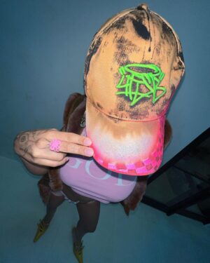 Doja Cat Instagram - 🧢 @_4_f_s_b_ 🦷 @gabbyelanjewelry