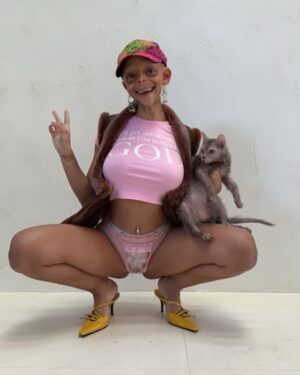 Doja Cat Instagram - 🧢 @_4_f_s_b_ 🦷 @gabbyelanjewelry