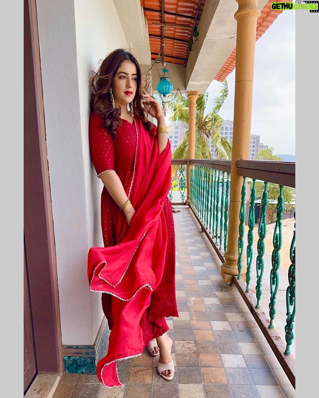 Dolly Chawla Instagram - Loki kehnde ne khus rhya karo ok Te duje pase ohi kisinu khus rhn ni dende… 🤷♀️🤷♀️ Gall ajeeb 👀 aa but sachi aa …. Styled by @stylebysugandhasood #postoftheday #newpost #thoughtoftheday #beauty #mumbaiweather #bts #friendsforever