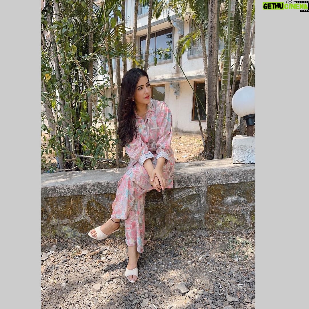Dolly Chawla Instagram - Days like this, perfect š«¶š» Styled by @stylebysugandhasood Outfit @kaftanize_clothing Assisted by @styleitupwithmicheala #instagood #instadaily #kaftan #newlook #dollychawla #sunnyday āļø #newpost #dailywear #pakitanistyle