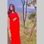 Dolly Chawla Instagram - Things are beautiful if you Love them ❤️ #thoughtoftheday #lovequotes #saree #red #mountains #dollychawla #beautiful #memories #bts #actorslife ♥♡ Dil Se ♡♥