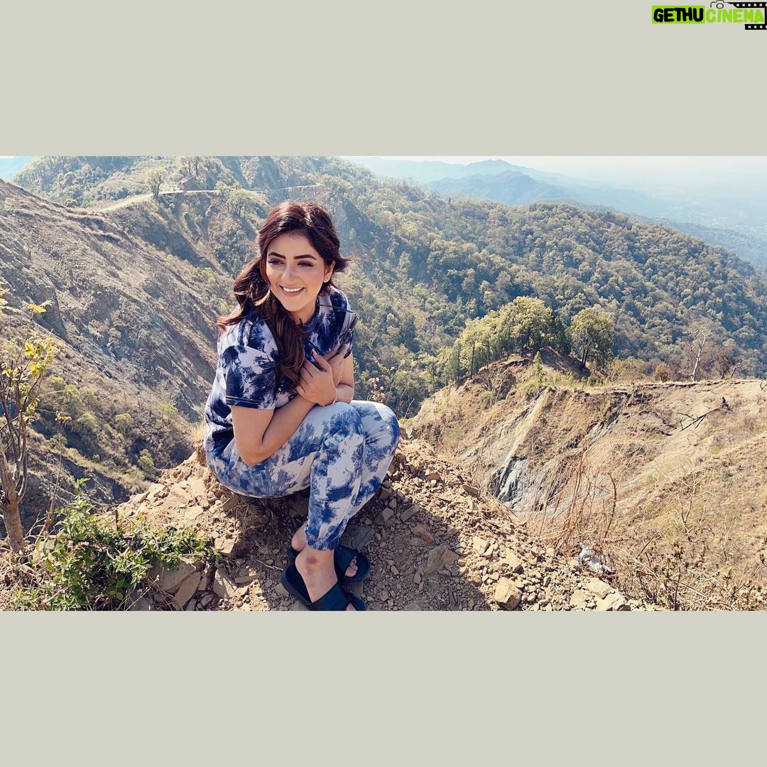 Dolly Chawla Instagram - ये हंसी वादियां, ये ख़ुशनुमा समा ये ठंडी हवा ये झुका आसमा… #travel #mountains #track #shootdiaries #uttrakhand #dollychawla #beauty #scnario #travelphotography #altitude #location #love #quotes #innerchild Kotdwara