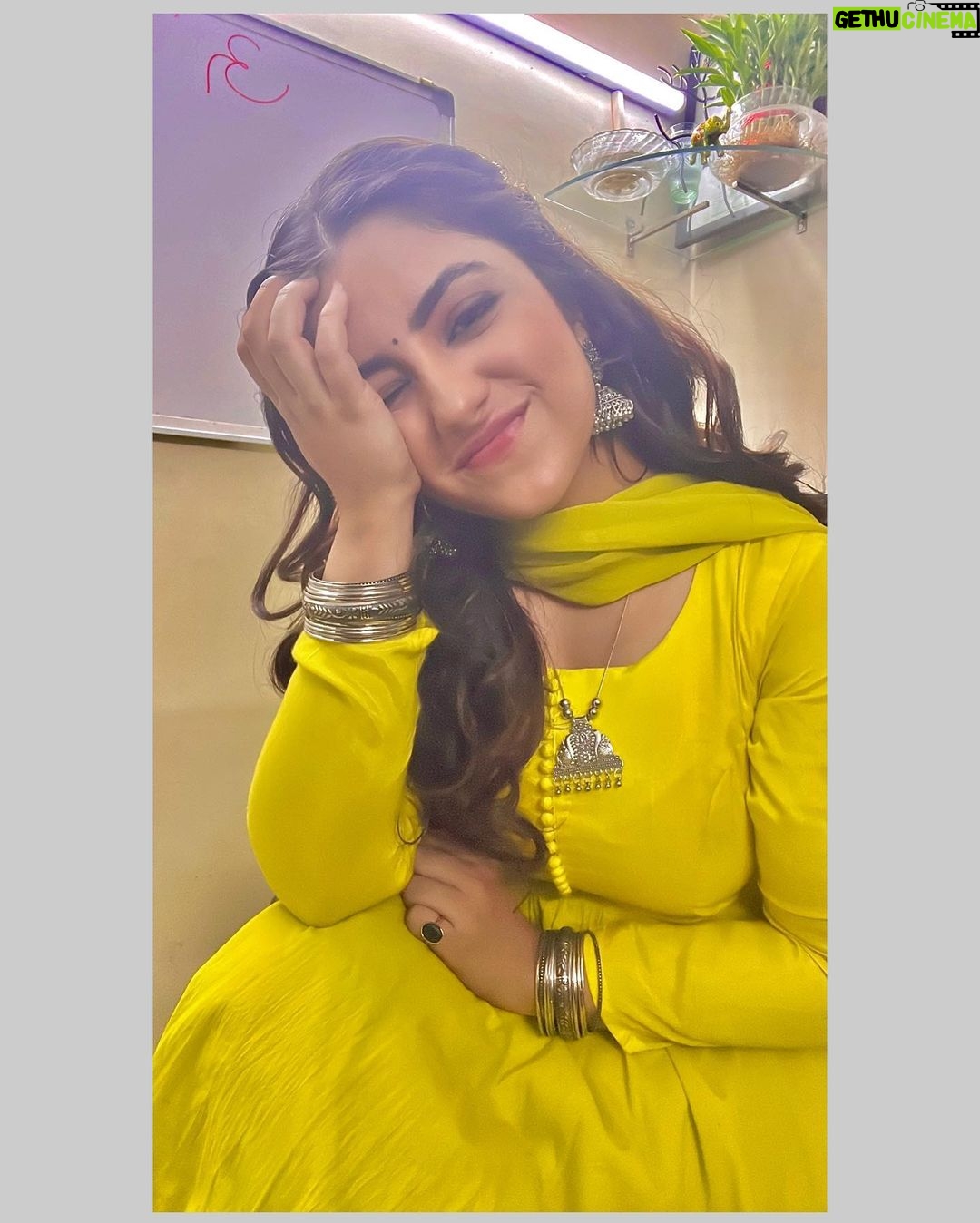 Dolly Chawla Instagram - मुश्किल है ज़रा मुझे समझना … 💛