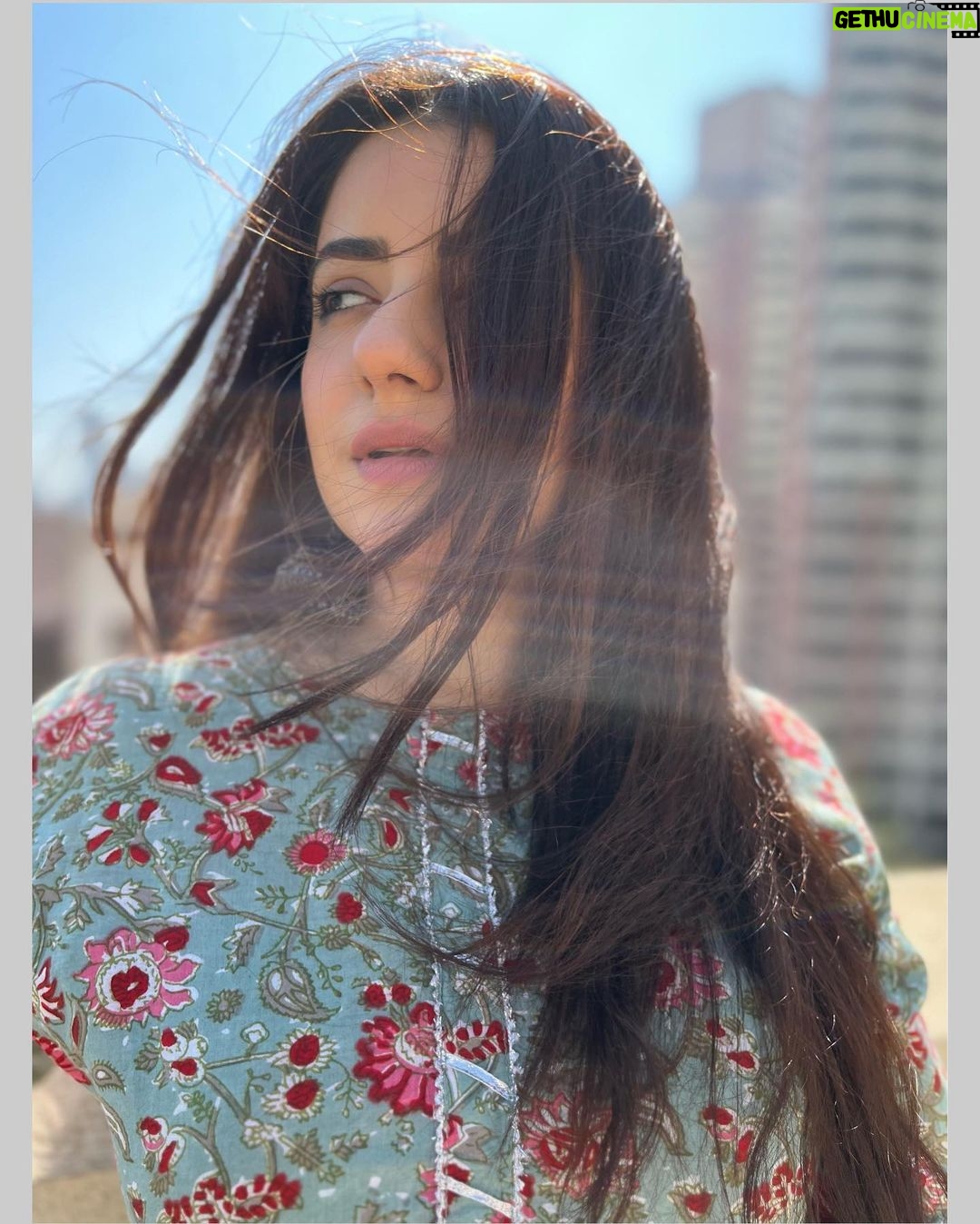 Dolly Chawla Instagram - ☀️ हमें बनाने वाला नहीं समझ पाया तुम क्या समझोगे