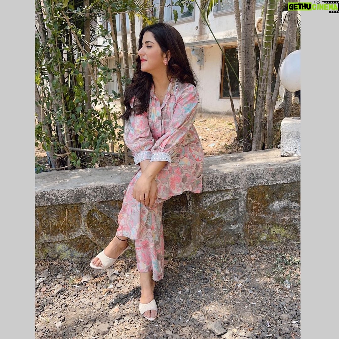 Dolly Chawla Instagram - Days like this, perfect š«¶š» Styled by @stylebysugandhasood Outfit @kaftanize_clothing Assisted by @styleitupwithmicheala #instagood #instadaily #kaftan #newlook #dollychawla #sunnyday āļø #newpost #dailywear #pakitanistyle