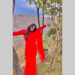 Dolly Chawla Instagram - Things are beautiful if you Love them ❤️ #thoughtoftheday #lovequotes #saree #red #mountains #dollychawla #beautiful #memories #bts #actorslife ♥♡ Dil Se ♡♥