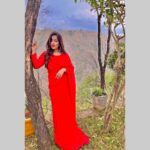 Dolly Chawla Instagram - Things are beautiful if you Love them ❤️ #thoughtoftheday #lovequotes #saree #red #mountains #dollychawla #beautiful #memories #bts #actorslife ♥♡ Dil Se ♡♥