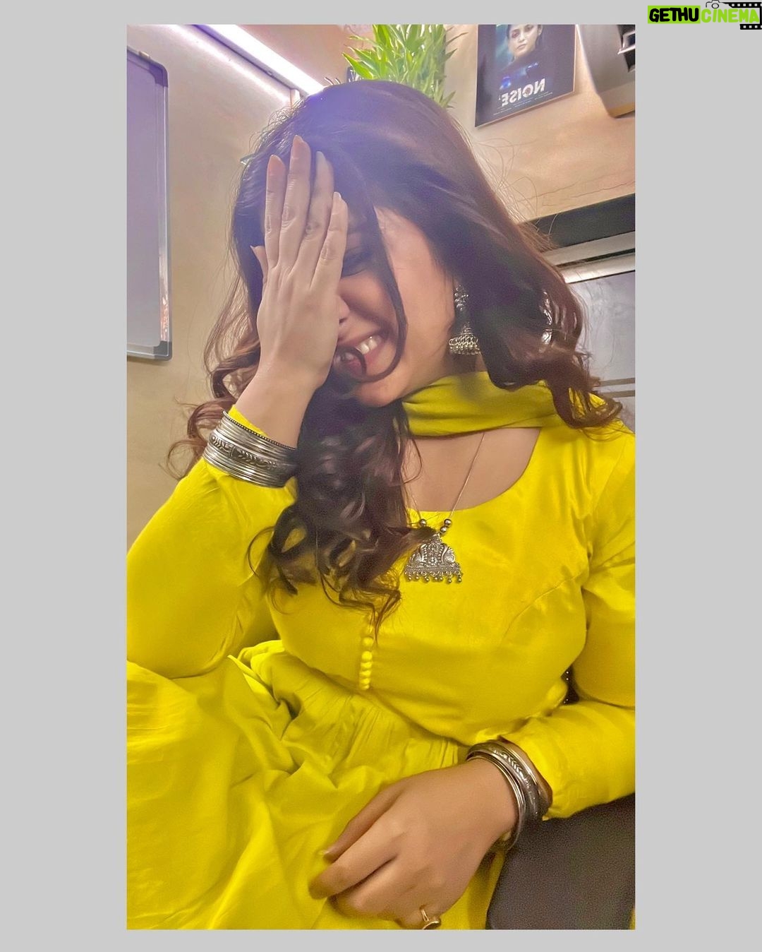 Dolly Chawla Instagram - मुश्किल है ज़रा मुझे समझना … 💛