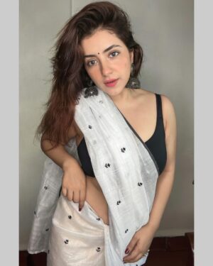 Dolly Chawla Instagram - 🤍🖤