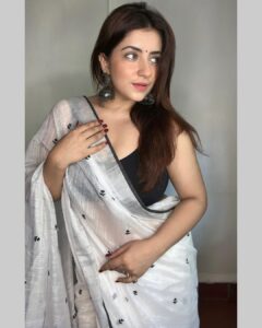 Dolly Chawla Instagram - 🤍🖤
