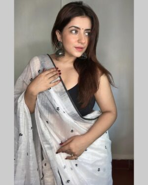 Dolly Chawla Instagram - 🤍🖤