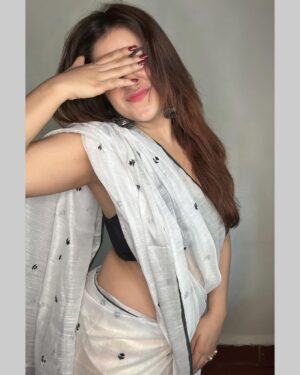 Dolly Chawla Instagram - 🤍🖤