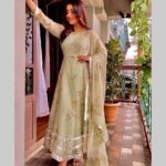 Dolly Chawla Instagram - 💚 Styled by: @stylebysugandhasood Assisted by: @styleitupwithmicheala Outfit @labelsaras Brand PR @mediatribein #postoftheday #quotes #thougt #weather #love #beauty