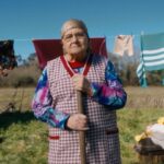 Don Patricio Instagram – Ya huele a verano🏝 Ya disponible en los YouTubes y todas las plataformas digitales💜
Con la música de @gioproducer y la ayuda de @cuban_beef y @dimelomilo
Dirigido por @juanbarbazan_
DOP @nicolasmaquieira
Producción @laugarcia_f – @charlitorcv
Dir. Arte/Estilismo @mvbbbbb
Gaffer @claudio_oca
Best Boy @bernusdaniel
1st AC @_macacou
2nd AC @ntasaju
Steadicam @carlos_matias_garcia
Eléctricos @pablolourido_ssv – @piitu_
Ay. Arte @mundox___ – @adrianaladof
Color oscarferezcolorist
Foto fija @adrilorenzo01
Maquillaje @romanimarr
Peluquería @sionbarberia
AGRADECIMIENTOS:
@granjaescuelabergando
@alberguebergando
@aesantacomba
@eljuguetongalicia
@super_aritz
@crocs.spain
@piazzacom
@snipes
@s.j.reins
@caneedo
@moeyewear
___theriver
@cras.gal
@manu.domy
@victorgomez_a6
@fs.mk2
FIGURACIÓN:
@akareiul
@iriaveiga_
@sofia.es01
@jerocatil
@lap0drida
@sus4noide
@nolotengotanclaro
@miguelcasteloo
aleelorenzo
@marinaferara
@anvchan
@anton_blancoo
@lukinovercomb
@mikyfacal2030
Alexandra Costids
Xiana Costids
Cayetana Pardo
Maxi Perez
Jose Calvelo
Lourdes Espasadin