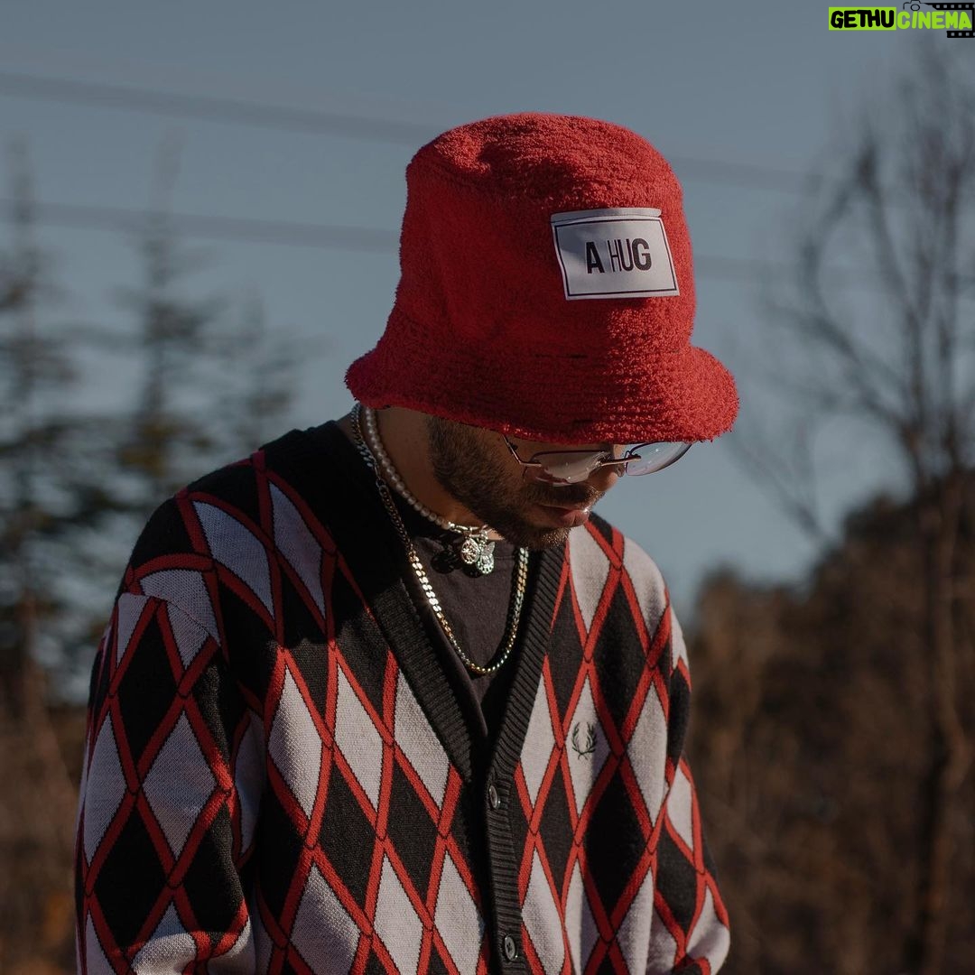 Don Patricio Instagram - Este viernes 11 febrero estaré colaborando en el nuevo tema de mi hermano @menend producido por él mismo🤟 si tú vas y yo vengo💔 con un vídeo de @pedroalarcon25 portada por @mvtbcn y fotos por @criscostela 📸
