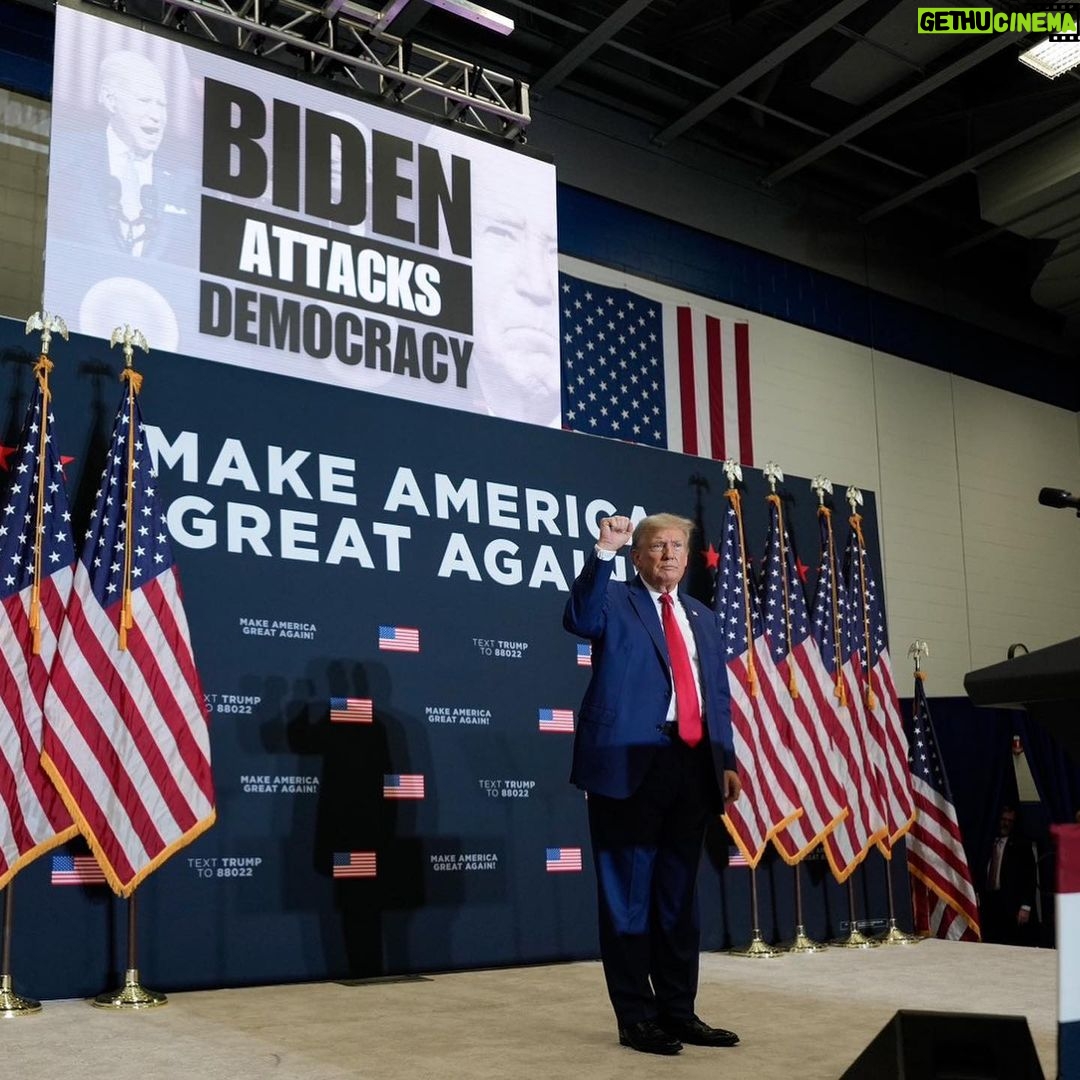 Donald Trump Instagram - THANK YOU—CEDAR RAPIDS, IOWA! Together, WE are going to Make America Great Again! Cedar Rapids, Iowa