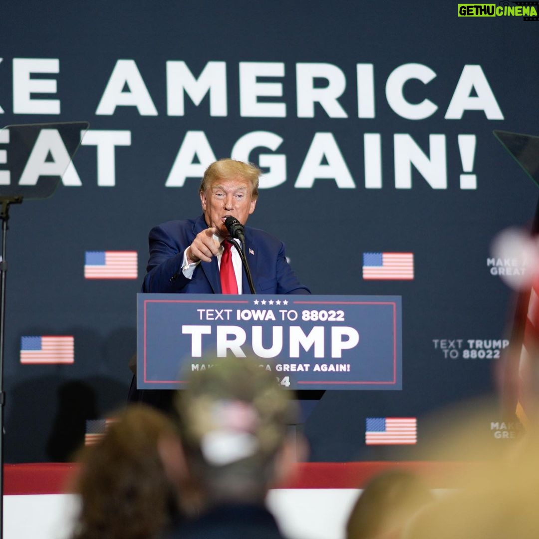 Donald Trump Instagram - THANK YOU—CEDAR RAPIDS, IOWA! Together, WE are going to Make America Great Again! Cedar Rapids, Iowa