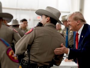 Donald Trump Instagram - It was my Great Honor to serve Thanksgiving meals to law enforcement and troops who will be stationed at the Southern Border during the Thanksgiving holiday this week. On behalf of all Americans, THANK YOU for your service and dedication🇺🇸